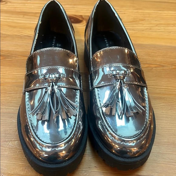 Bandolino Silver Flats with Tassels and Black Sole 8M - Picture 2 of 9